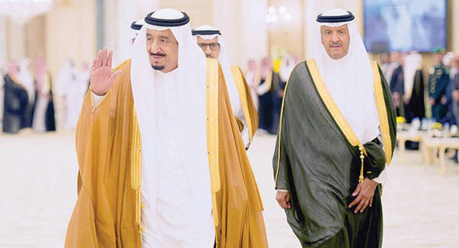 خادم الحرمين خلال تدشين مركز الملك سلمان في الرياض أمس.. ويظهر الأمير سلطان بن سلمان (واس)