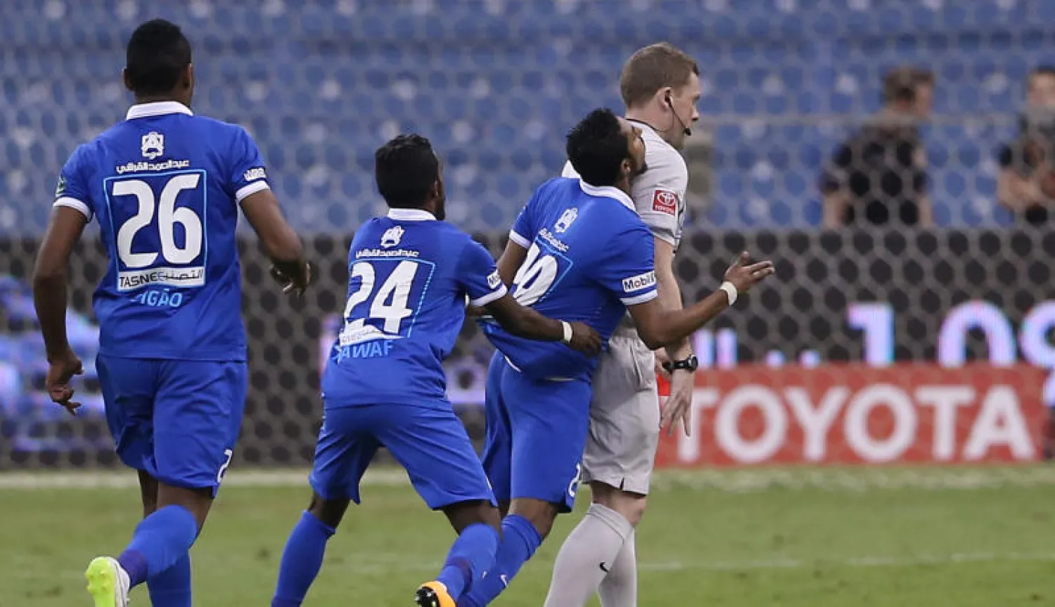 إيقاف الدوسري لاعب الهلال 6 مباريات لتهجمه على الحكم