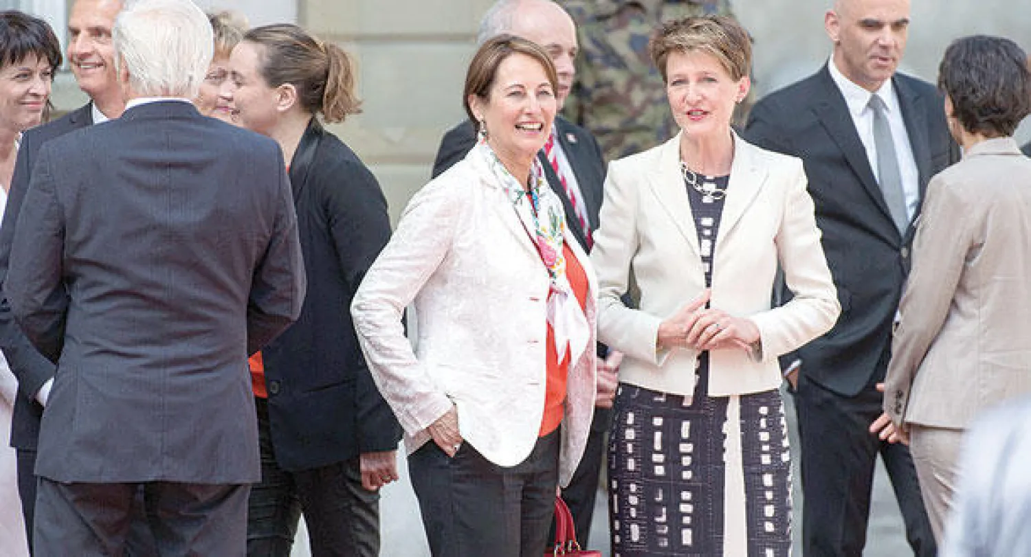 سيغولين تعود إلى واجهة المشهد وترافق الرئيس في جولاته