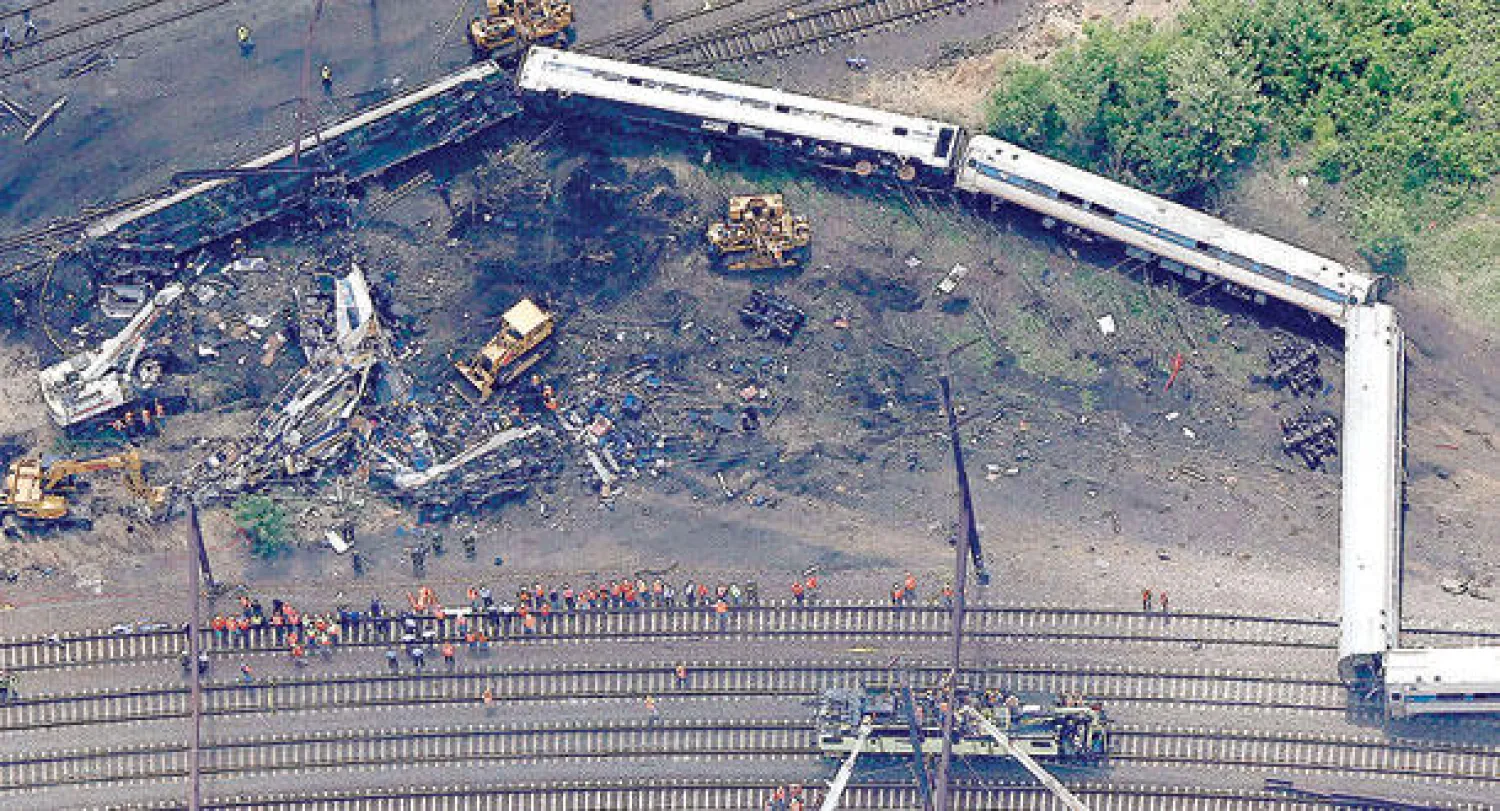 خروج قطار ركاب عن سكته في فيلادلفيا (أ.ف.ب)