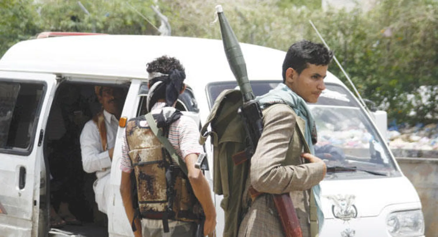 عناصر من المقاومة الشعبية اليمنية في إحدى نقاط التفتيش في تعز أمس (رويترز)