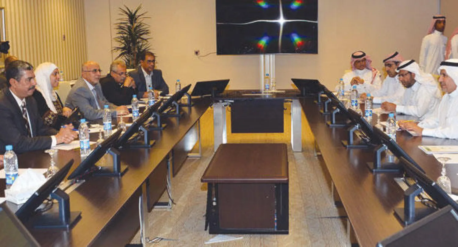 جانب من زيارة خالد بحاح إلى مركز الملك سلمان للأعمال الإغاثية والإنسانية (واس)