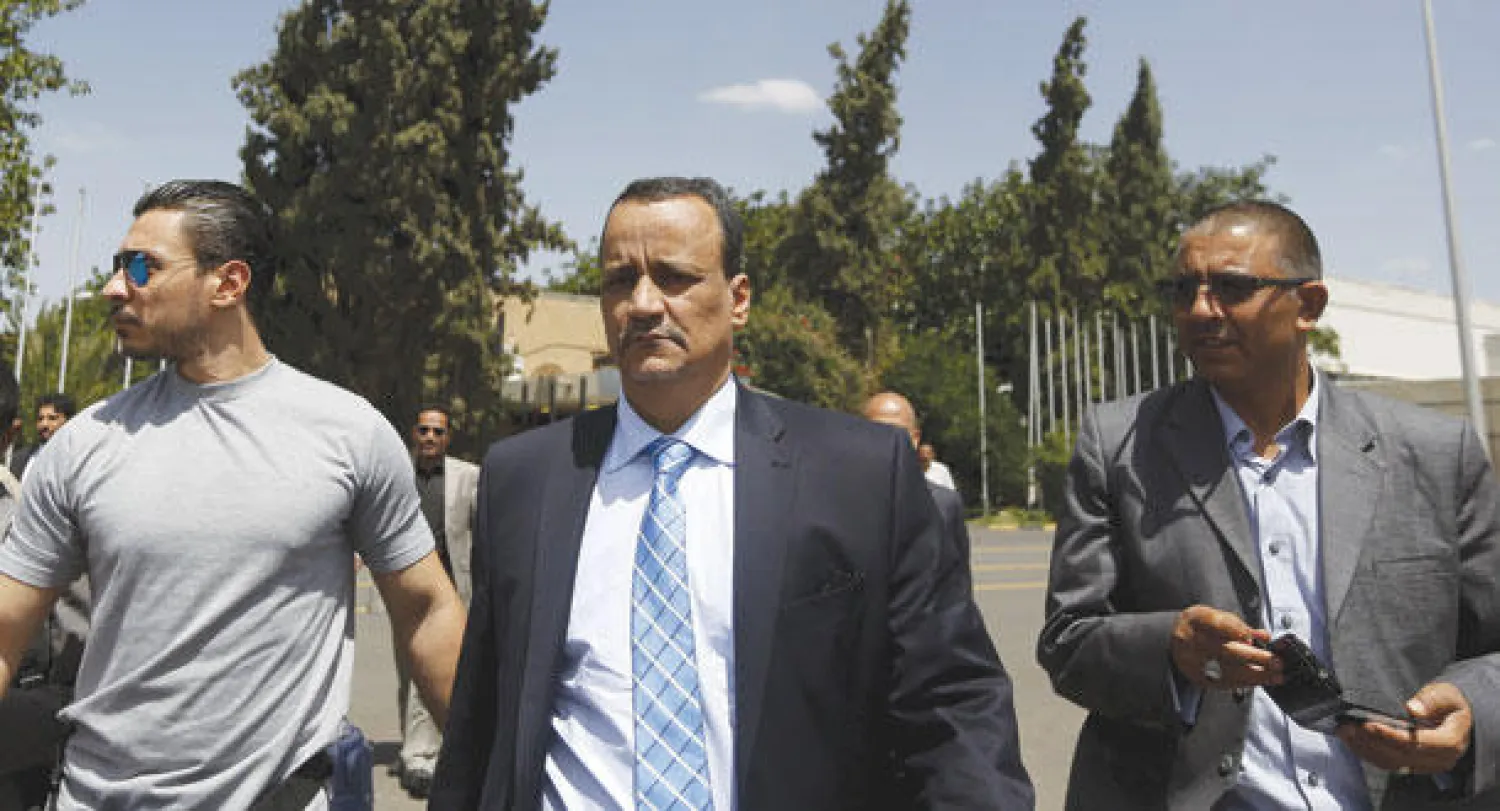 المبعوث الأممي لليمن إسماعيل ولد الشيخ أحمد عند توجهه لمطار صنعاء الدولي لمغادرة اليمن أمس (رويترز)