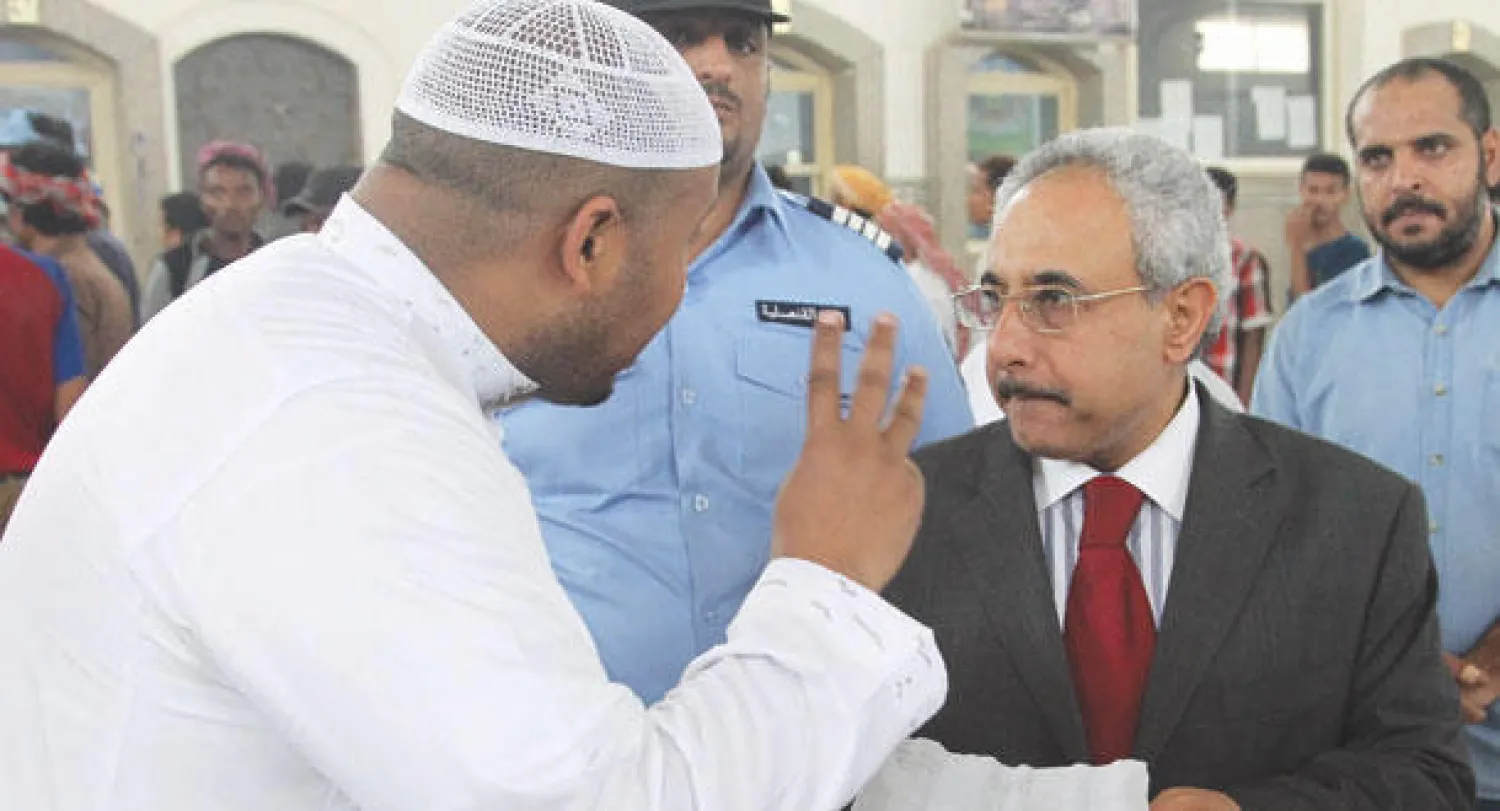 القنصل اليمني ينهي معاملة أحد أبناء الجالية اليمنية (تصوير: محمد المانع)