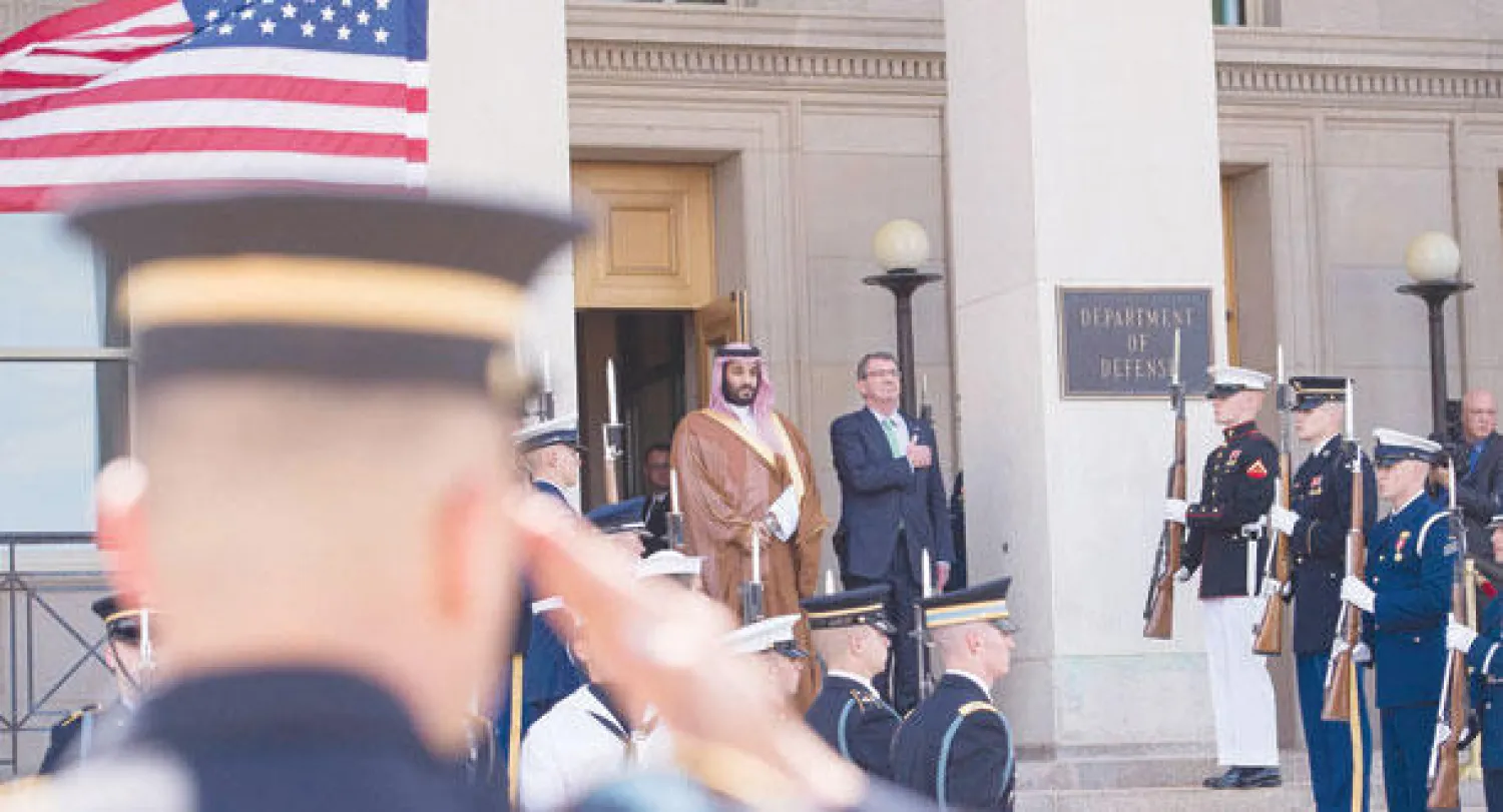 الأمير محمد بن سلمان ولي ولي العهد السعودي وزير الدفاع مع وزير الدفاع الأميركي آشتون كارتر في مقر «البنتاغون» أول من أمس (تصوير: بندر الجلعود)