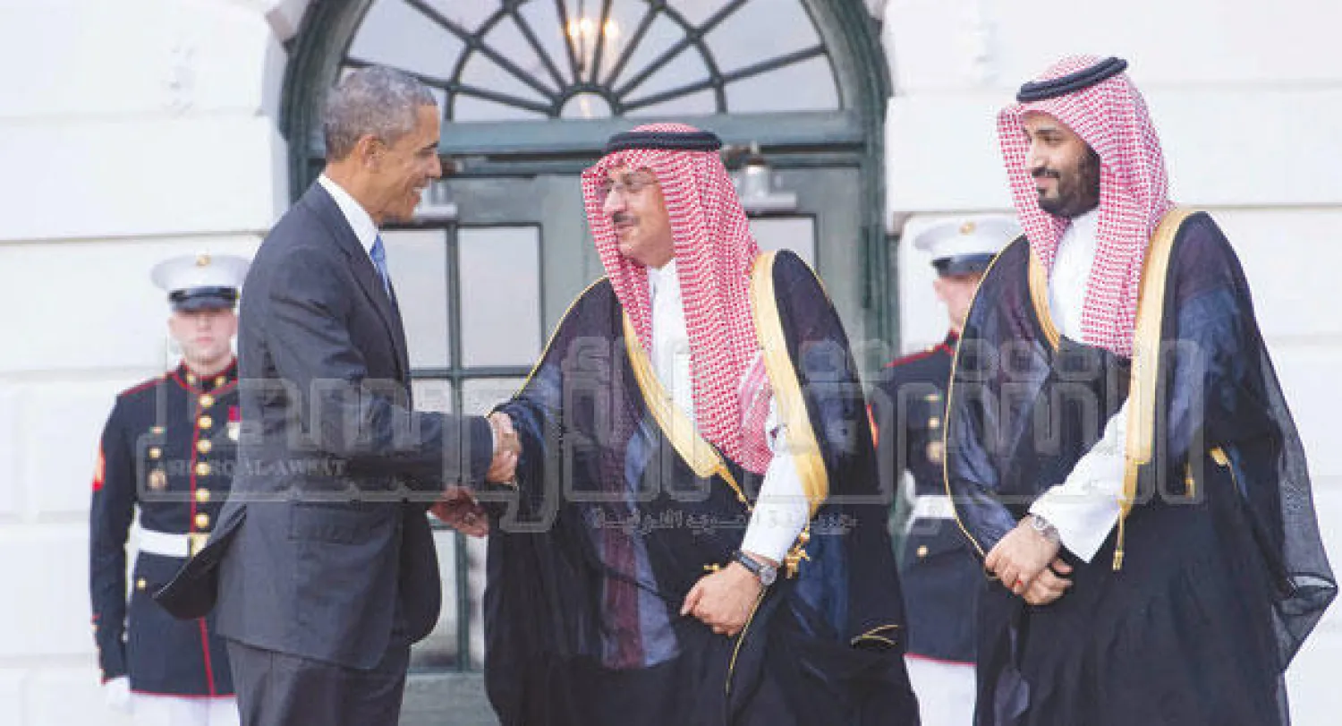 الرئيس الأميركي لدى استقباله ولي العهد السعودي وولي ولي العهد في البيت الأبيض أول من أمس (تصوير: بندر الجلعود)