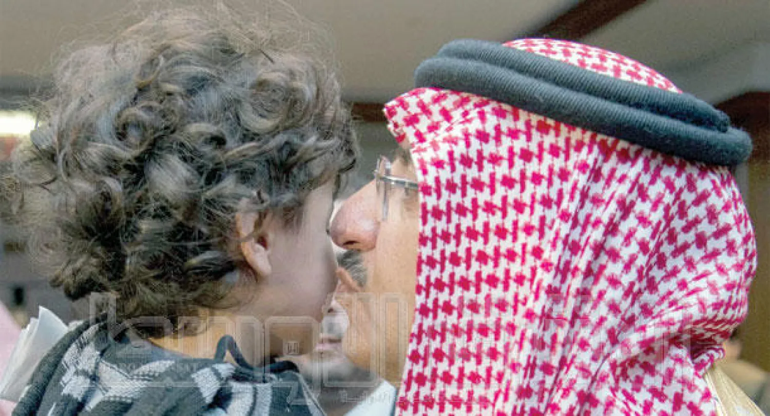 ولي العهد السعودي يقبل طفلاً سعوديًا خلال استقبال الطلاب السعوديين وعائلاتهم في واشنطن أول من أمس (تصوير: بندر الجلعود)