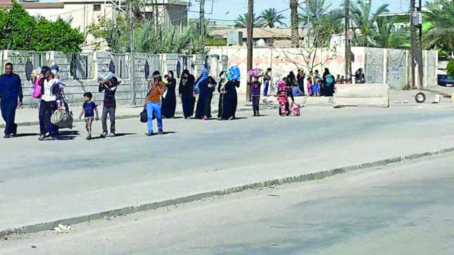 أهالي الرمادي في عملية نزوح جديدة قبيل سيطرة «داعش» على المدينة أمس («الشرق الأوسط»)