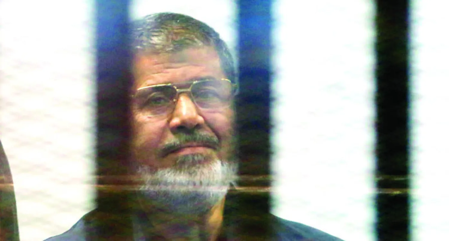 الرئيس المصري الأسبق محمد مرسي أثناء محاكمته الأخيرة (أ.ب)