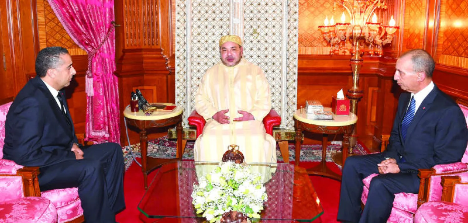 الملك محمد السادس لدى استقبال عبد اللطيف الحموشي في القصر الملكي بالدار البيضاء وبحضور محمد حصاد وزير الداخلية (ماب)