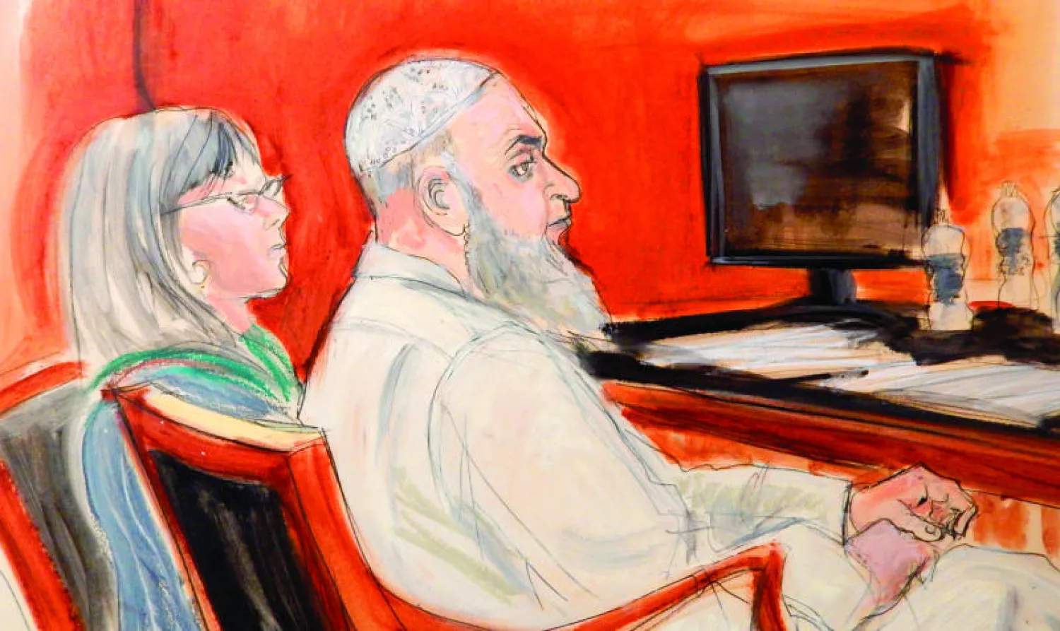 السعودي خالد الفواز المتهم بتفجير سفارتي أميركا في شرق أفريقيا يمثل أمام محكمة اتحادية قبل صدور الحكم بسجنه مدى الحياة في نيويورك أمس (أ.ب)