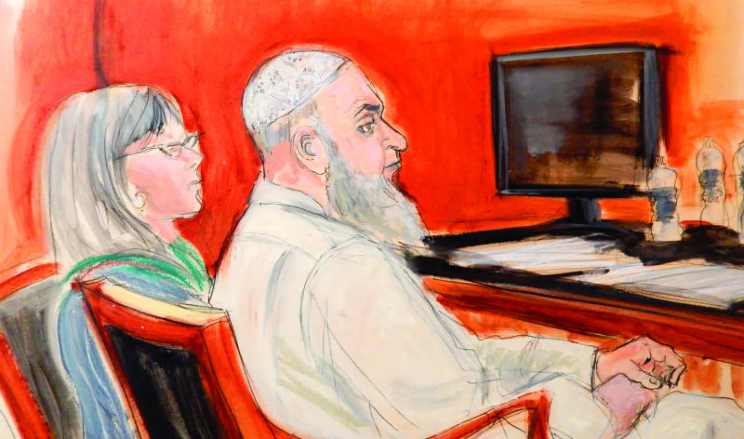 السعودي خالد الفواز المتهم بتفجير سفارتي أميركا في شرق أفريقيا يمثل أمام محكمة اتحادية قبل صدور الحكم بسجنه مدى الحياة في نيويورك أمس (أ.ب)