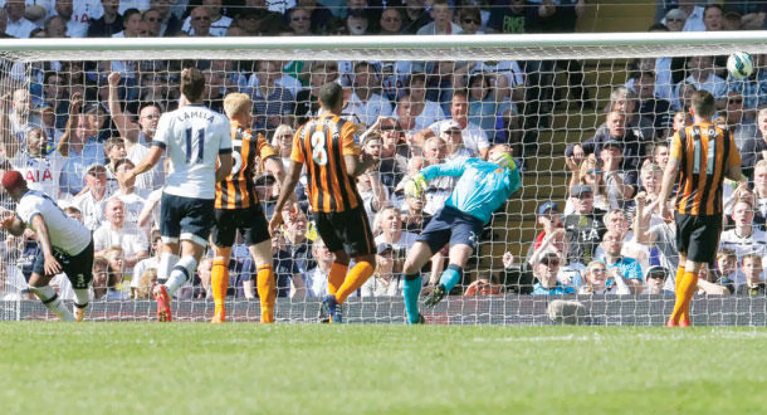 داني روز (يسار) يعزز فوز توتنهتام (رويترز)