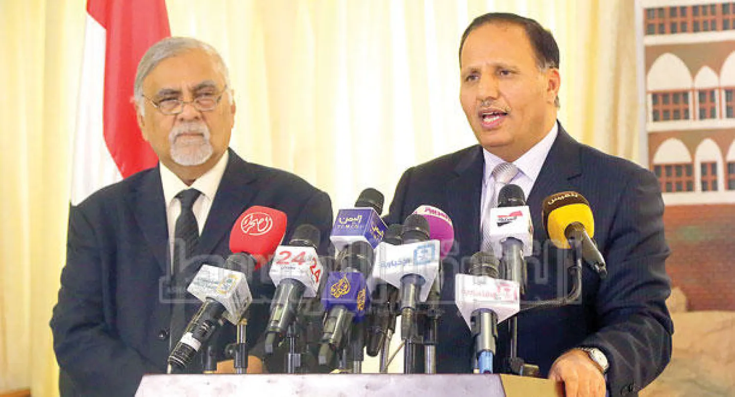 جباري رئيس الهيئة الاستشارية في مؤتمر الرياض ونائبه مكاوي خلال المؤتمر الصحافي في السفارة اليمنية بالرياض أمس. (تصوير: إقبال حسين)