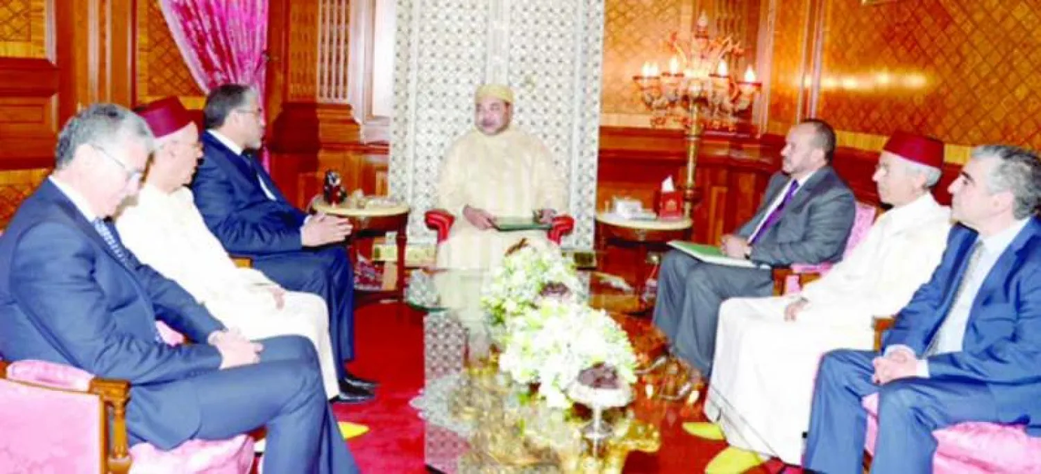 الملك محمد السادس لدى استقباله مساء أول من أمس مصطفى الرميد وأحمد التوفيق وإدريس اليزمي في حضور المستشارين فؤاد عالي الهمة وعبد اللطيف المنوني في القصر الملكي بالدار البيضاء (ماب)