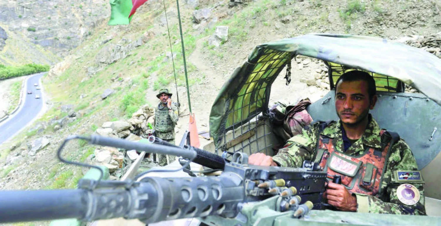 نقطة تفتيش ومراقبة من جنود الجيش الأفغاني على الطريق السريع خارج العاصمة كابل (إ.ب.أ)