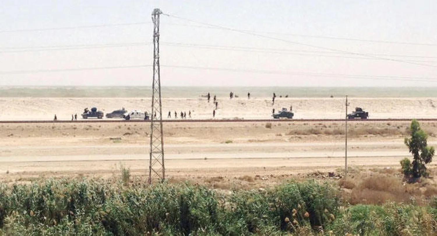 قوات عراقية انسحبت من الرمادي أمس إلى أطرافها أمام تقدم «داعش» (أ.ب)