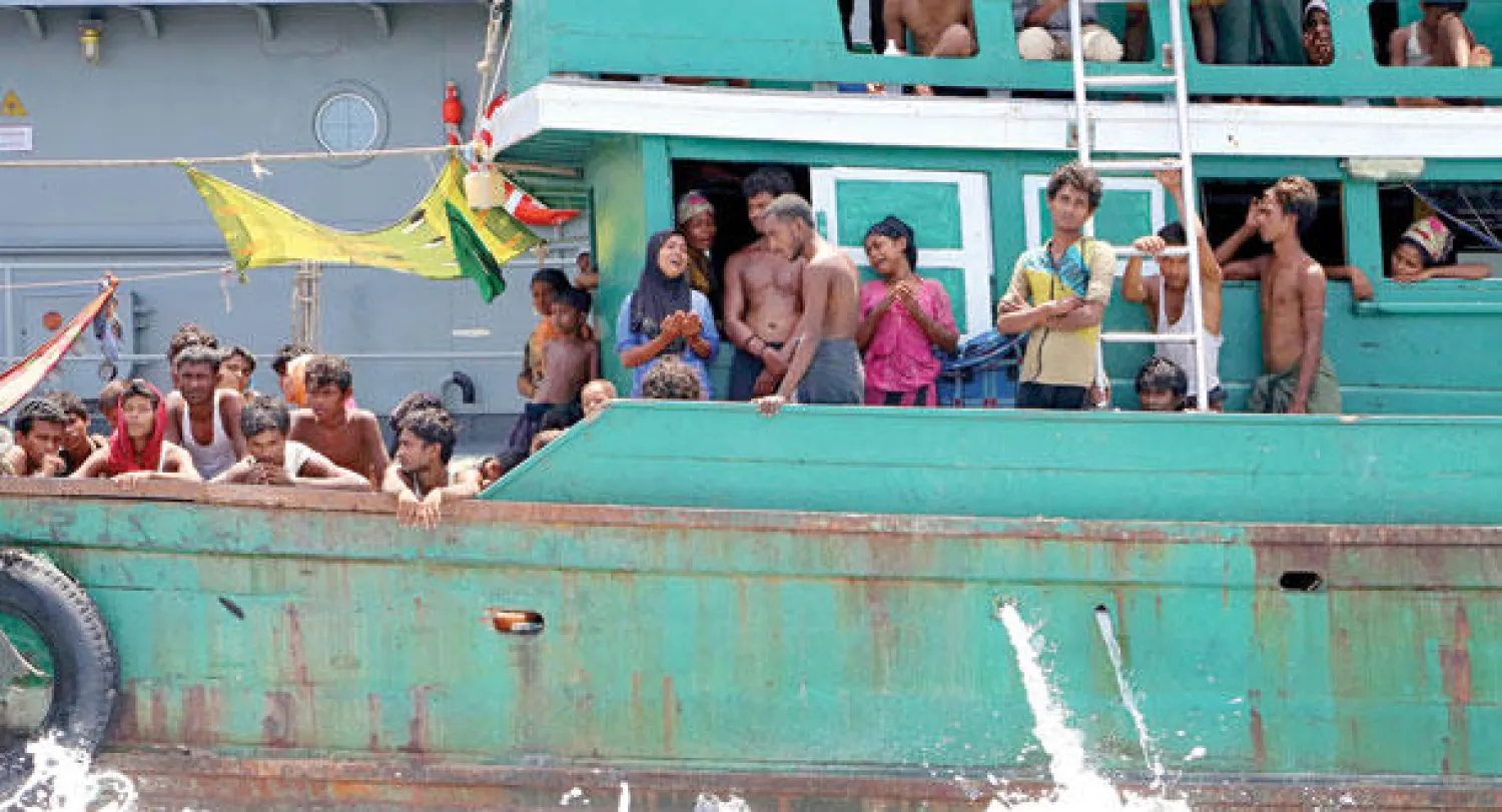 مهاجرون من بورما على متن سفينة عالقون في البحر بعد منع ماليزيا وإندونيسيا وتايلاند بالسماح لهم بالنزول على اراضيهم (رويترز)