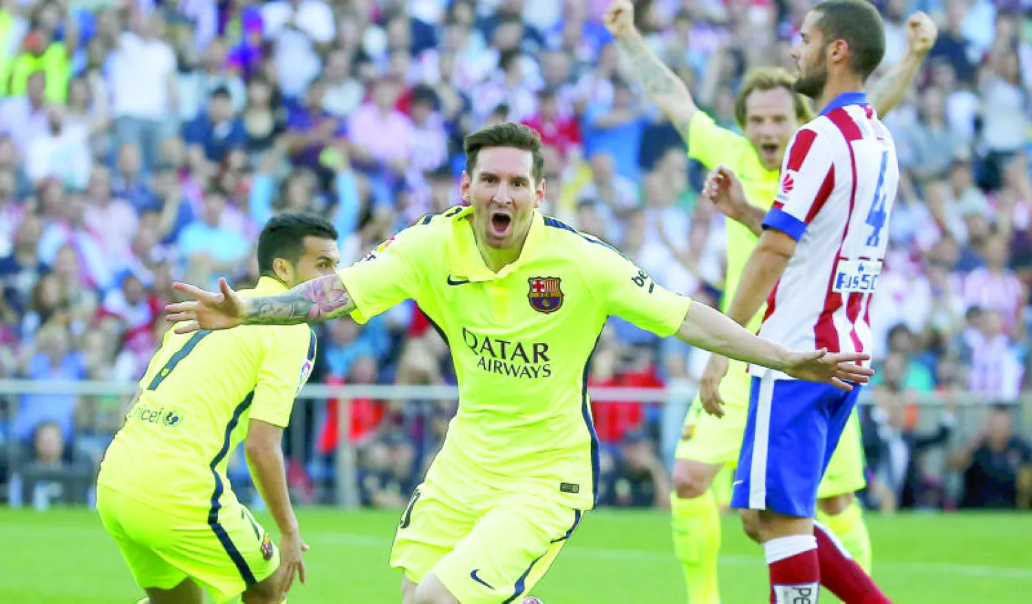 ميسي يحتفل بهدفه في مرمى أتلتيكو الذي حسم اللقب لبرشلونة (رويترز)