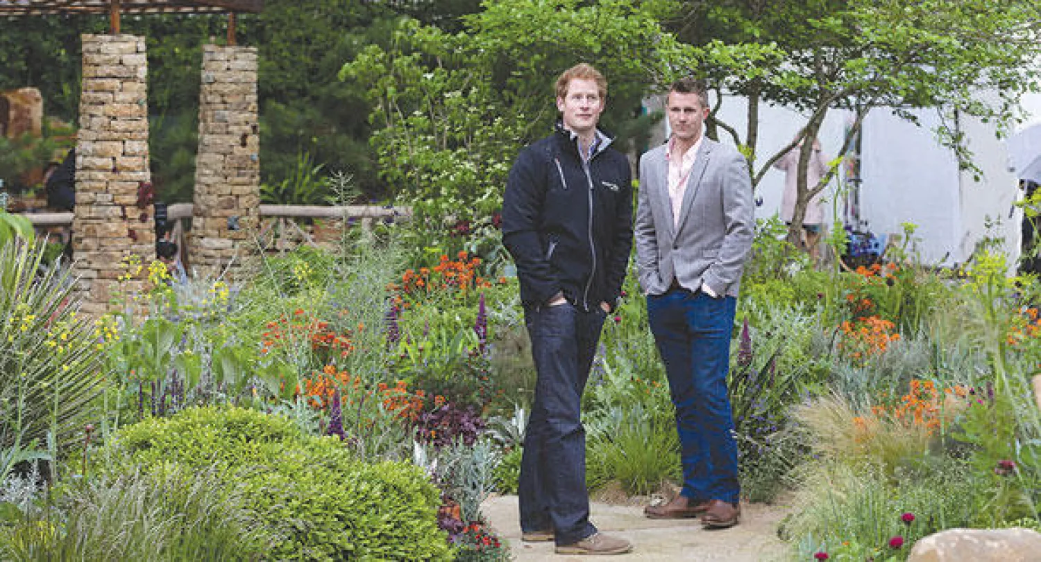 الأمير هاري في حديقته «سنتيبل» مع المصمم مات كيتلي (أ.ب)