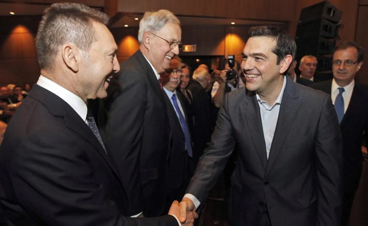 اليونان تحاول سداد ديونها في أمل استحاق قروض جديدة