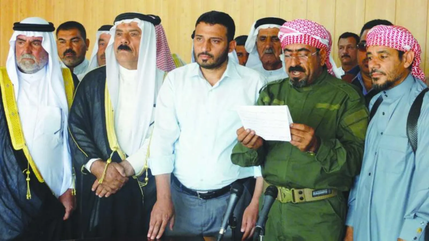 مجموعة من زعماء عشائر الأنبار خلال مؤتمر صحافي عقدوه في الحبانية أول من أمس طالبوا فيه رئيس الوزراء حيدر العبادي بالدفاع عن مدينتهم واستعادة الرمادي (أ.ب)