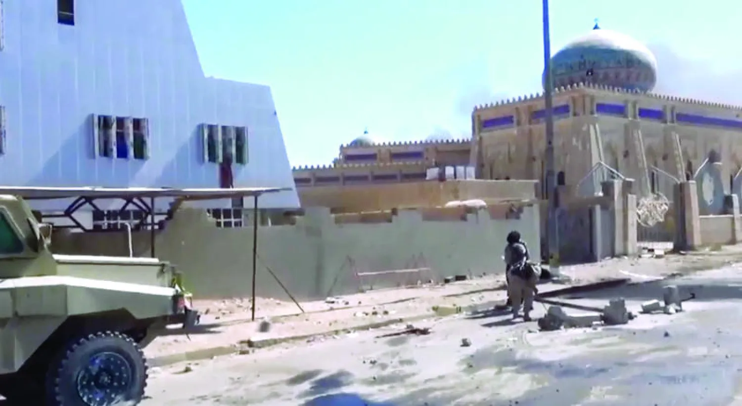 لقطة من تسجيل فيديو بثه «داعش» أول من أمس تظهر أحد مسلحيه في أحد شوارع الرمادي (إ.ب.أ)