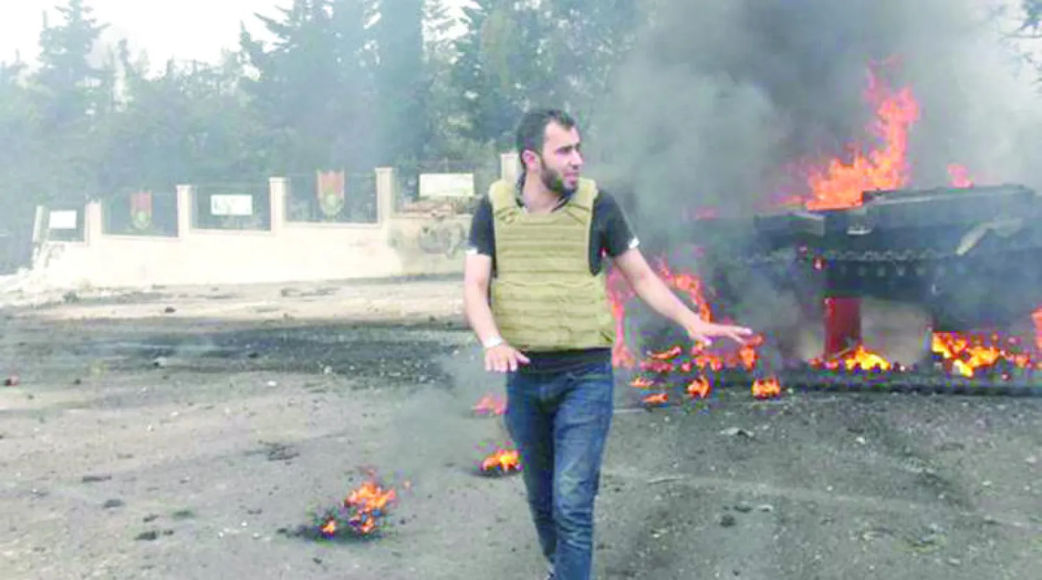 هادي العبد الله الناشط الإعلامي المرافق لجيش الفتح في معركة المسطومة داخل المعسكر أمس («الشرق الأوسط»)