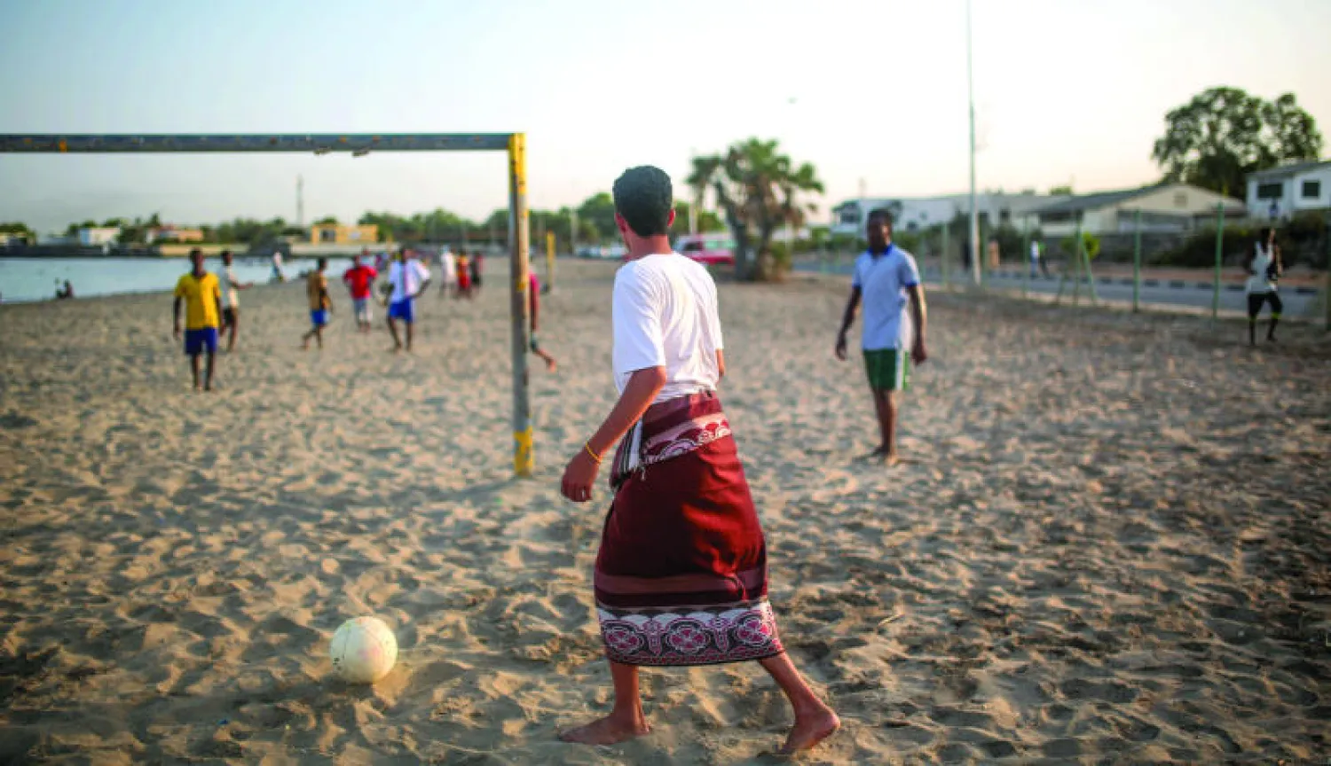 لاجئون يمنيون يلعبون كرة قدم في جيبوتي أمس (أ.ب)