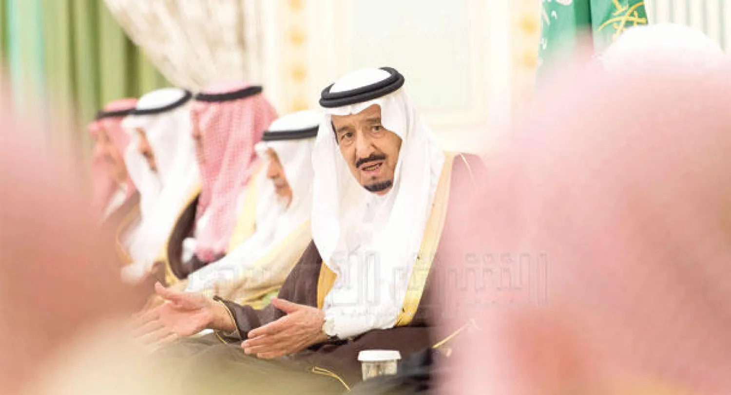 خادم الحرمين الشريفين خلال استقباله الأمراء والعلماء والوزراء مساء أمس (تصوير: بندر الجلعود)