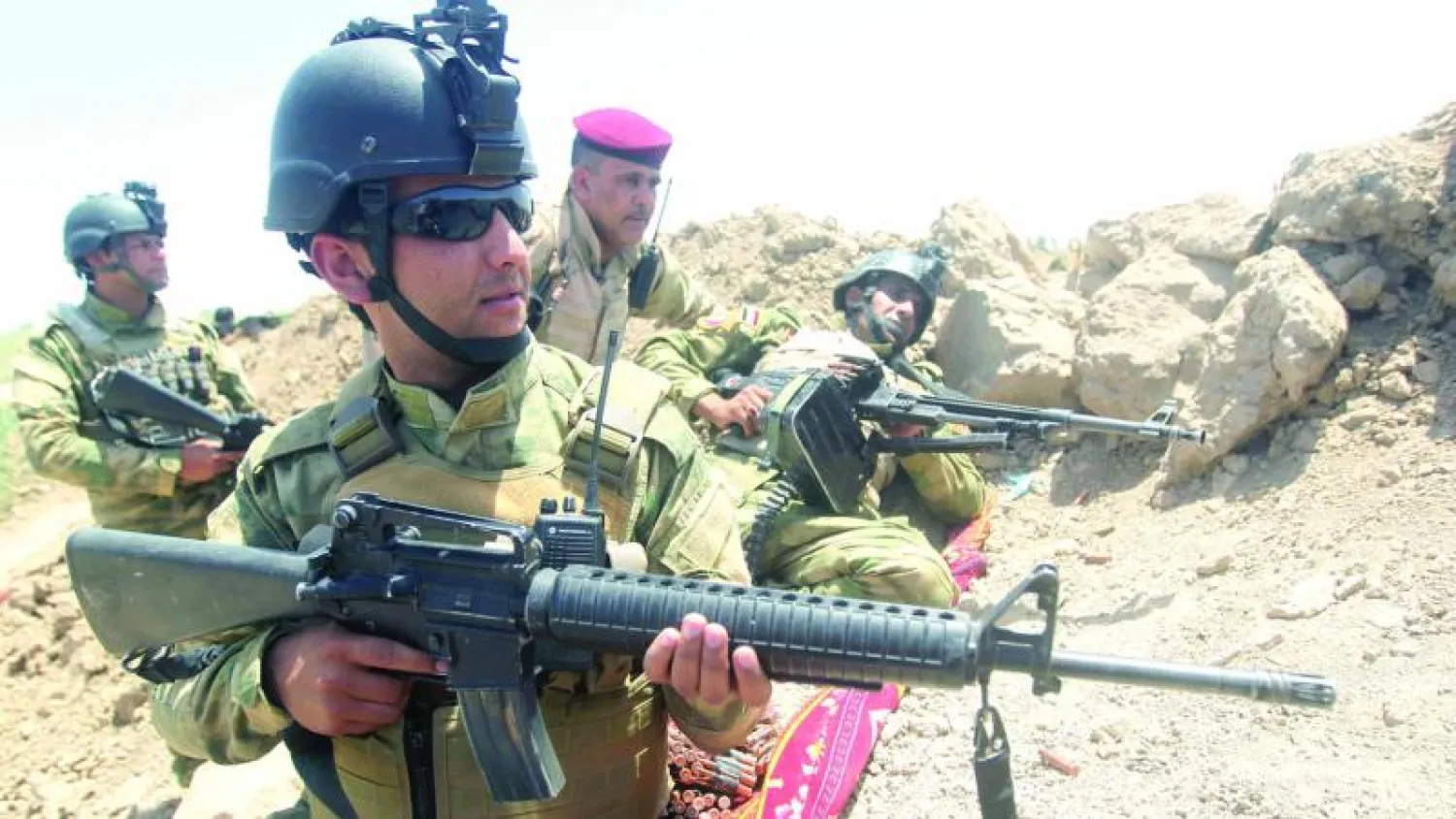 جنود عراقيون خلال معارك مع تنظيم داعش في الكرمة بمحافظة الأنبار أمس (أ.ف.ب)