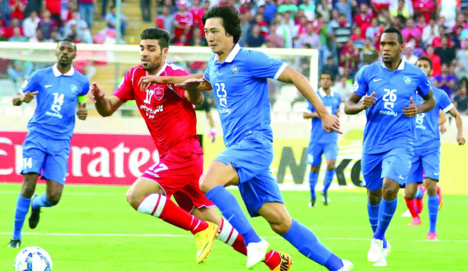 جانب من مبارة الهلال السعودي وبيروزي الإيراني في طهران أمس (أ.ف.ب)