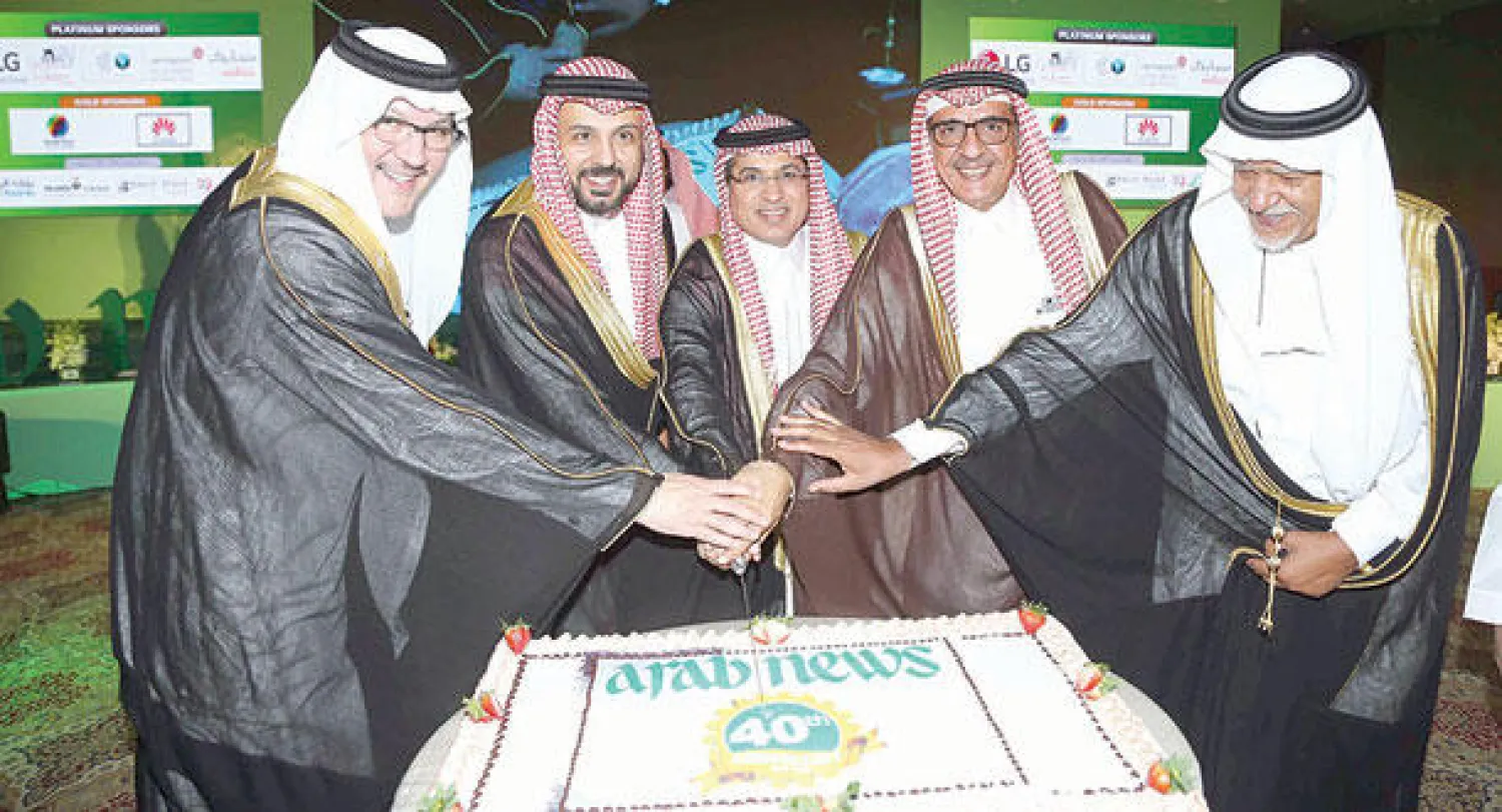 الأمير فيصل بن سعود وعلى يساره رئيس تحرير صحيفة {عرب نيوز} الزميل محمد الحارثي والرئيس التنفيذي للمجموعة السعودية للأبحاث والتسويق المهندس سليمان الحديثي، والدكتور حمزة بيت المال وفي يسار الصورة السفير أسامة نقلي المتحدث الرسمي باسم وزارة الخارجية السعودية