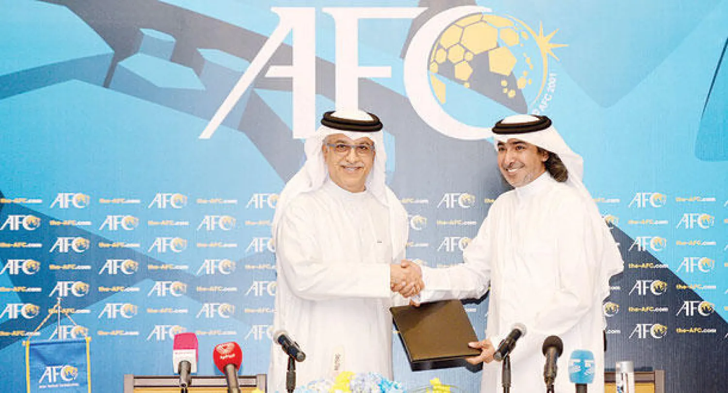 محمد حنزاب وسلمان آل خليفة خلال توقيعهما اتفاقية الأمن والسلامة في بطولات الاتحاد الآسيوي (أرشيف {الشرق الأوسط})