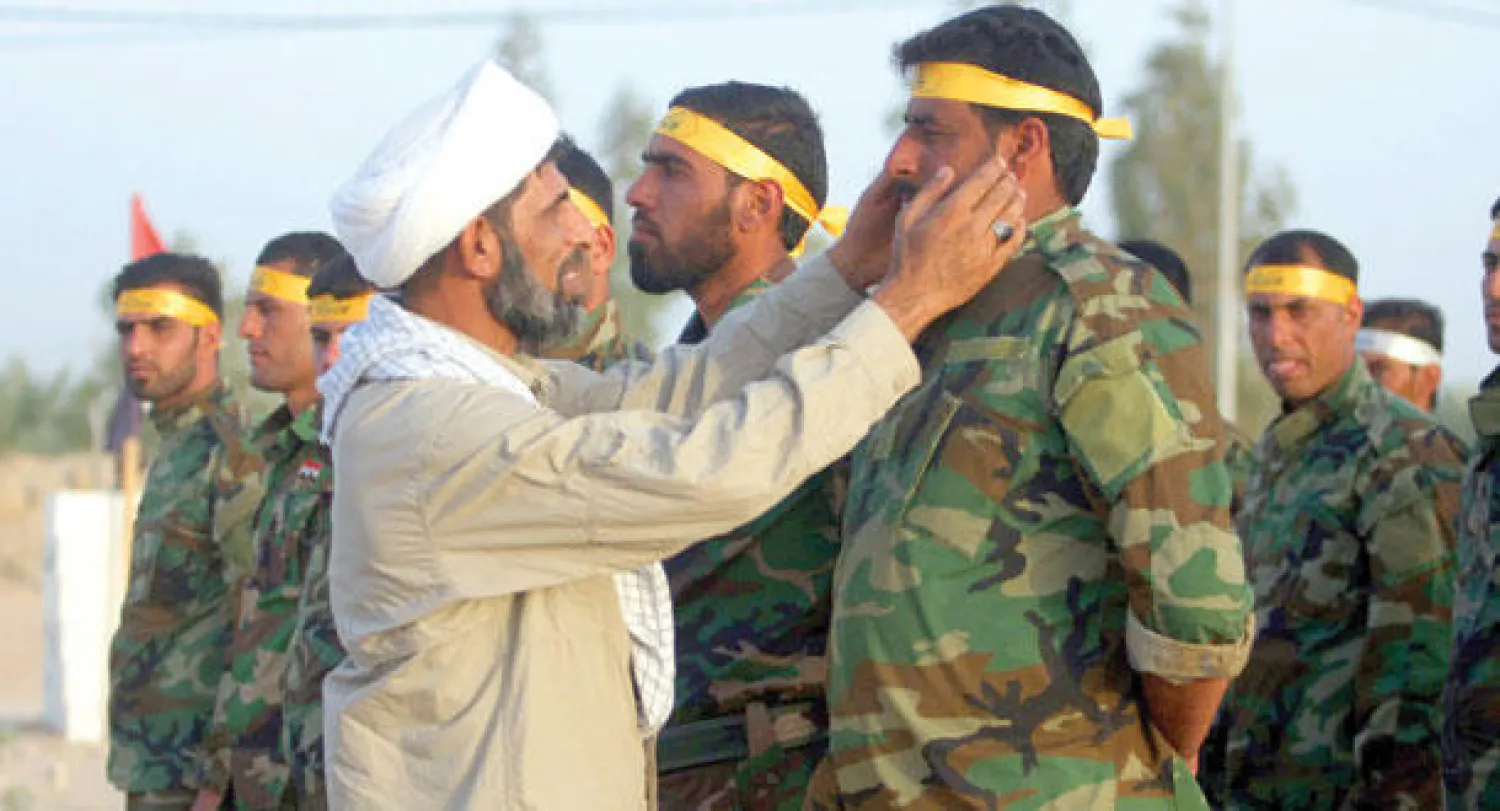 رجل دين شيعي يشد من أزر مجموعة من كتائب العباس التابعة للحشد الشعبي في بلدة النخيب التابعة لمحافظة الأنبار (إ.ب.أ)