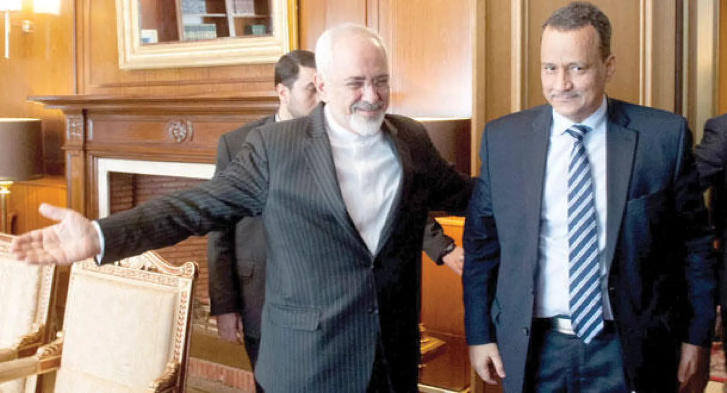 وزير الخارجية الإيراني محمد جواد ظريف لدى استقباله المبعوث الأممي إلى اليمن إسماعيل ولد الشيخ أحمد في طهران أمس (أ.ف.ب)