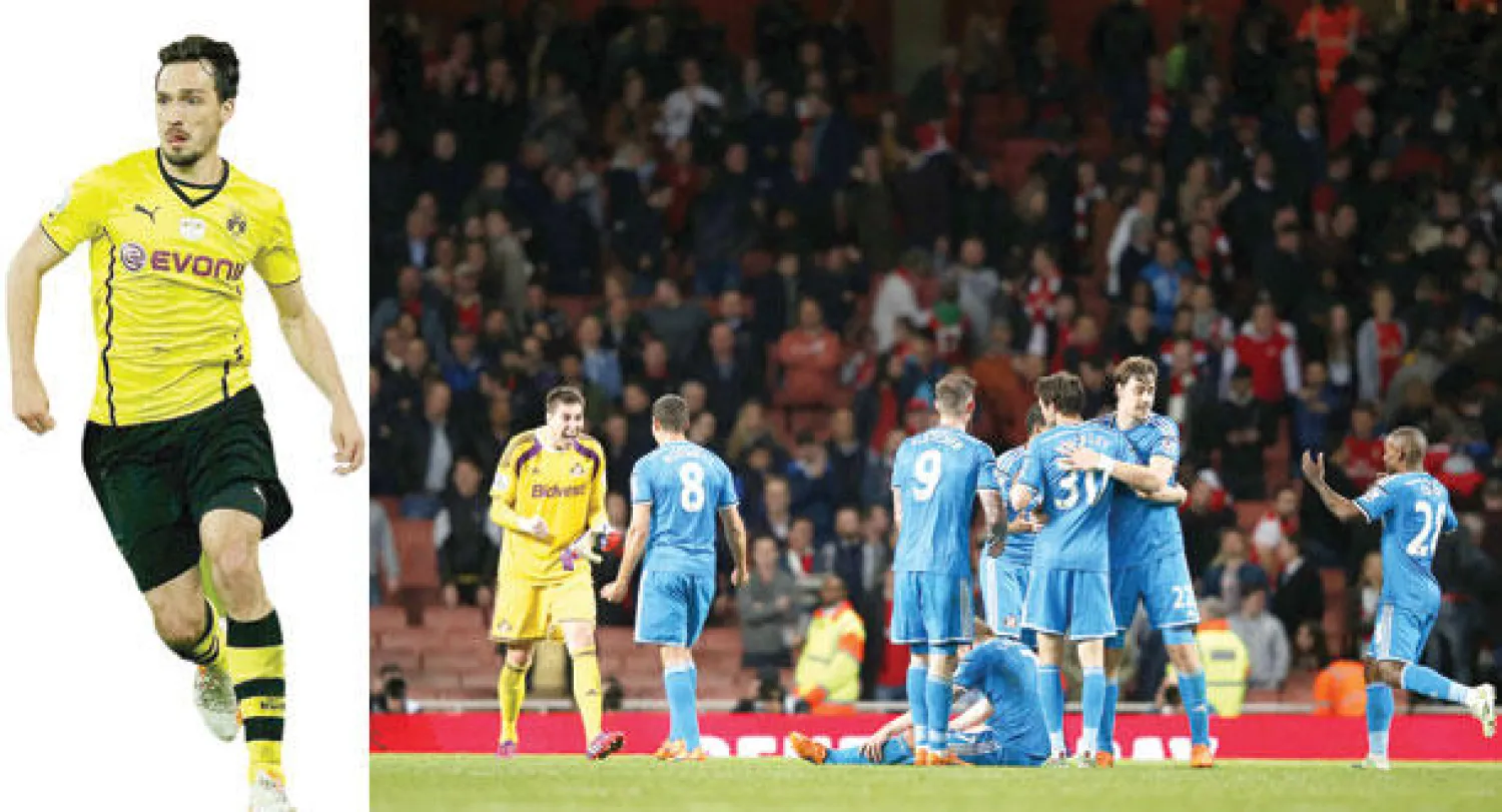 لاعبو سندرلاند يحتفلون بتعادلهم مع آرسنال الذي أمن لهم البقاء بالدوري الإنجليزي الممتاز (أ.ف.ب)  -  هوملس قرر مواصلة مشواره مع دورتموند («الشرق الأوسط»)