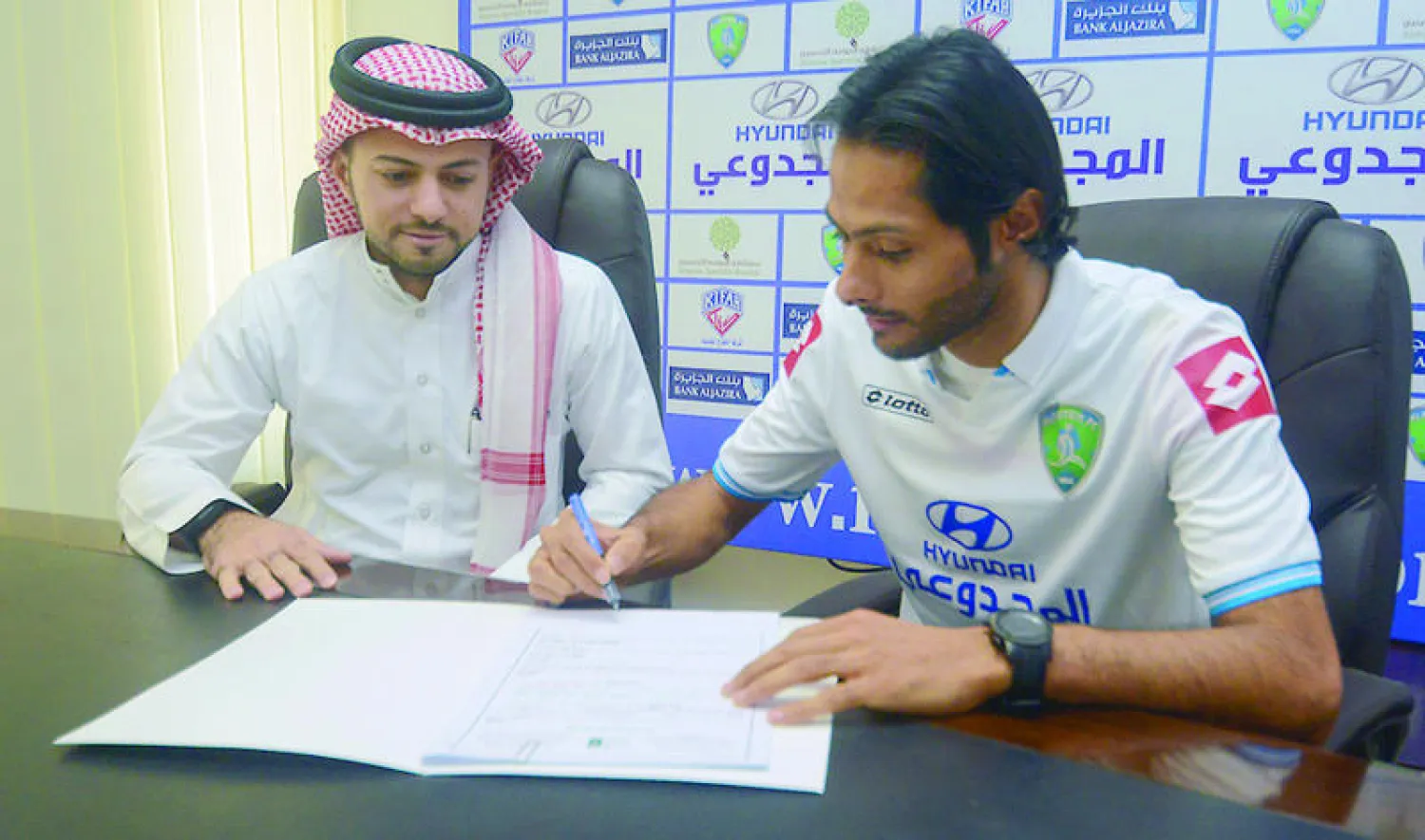 أحمد المبارك خلال توقيعه العقد مع فريق الفتح (أرشيف «الشرق الأوسط»)