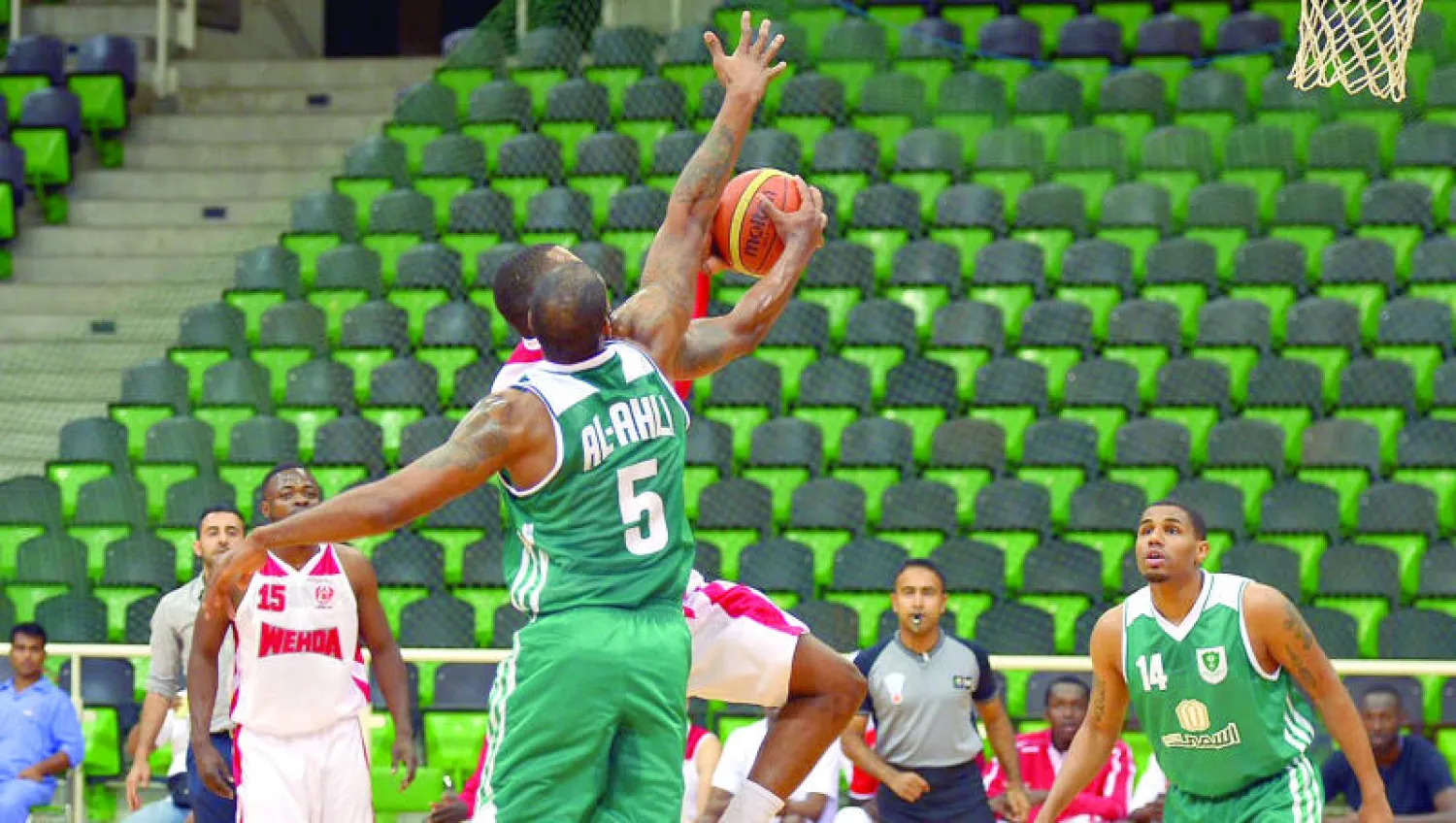 منافسات كرة السلة السعودية اصطدمت بغياب النقل التلفزيوني (أرشيف «الشرق الأوسط»)