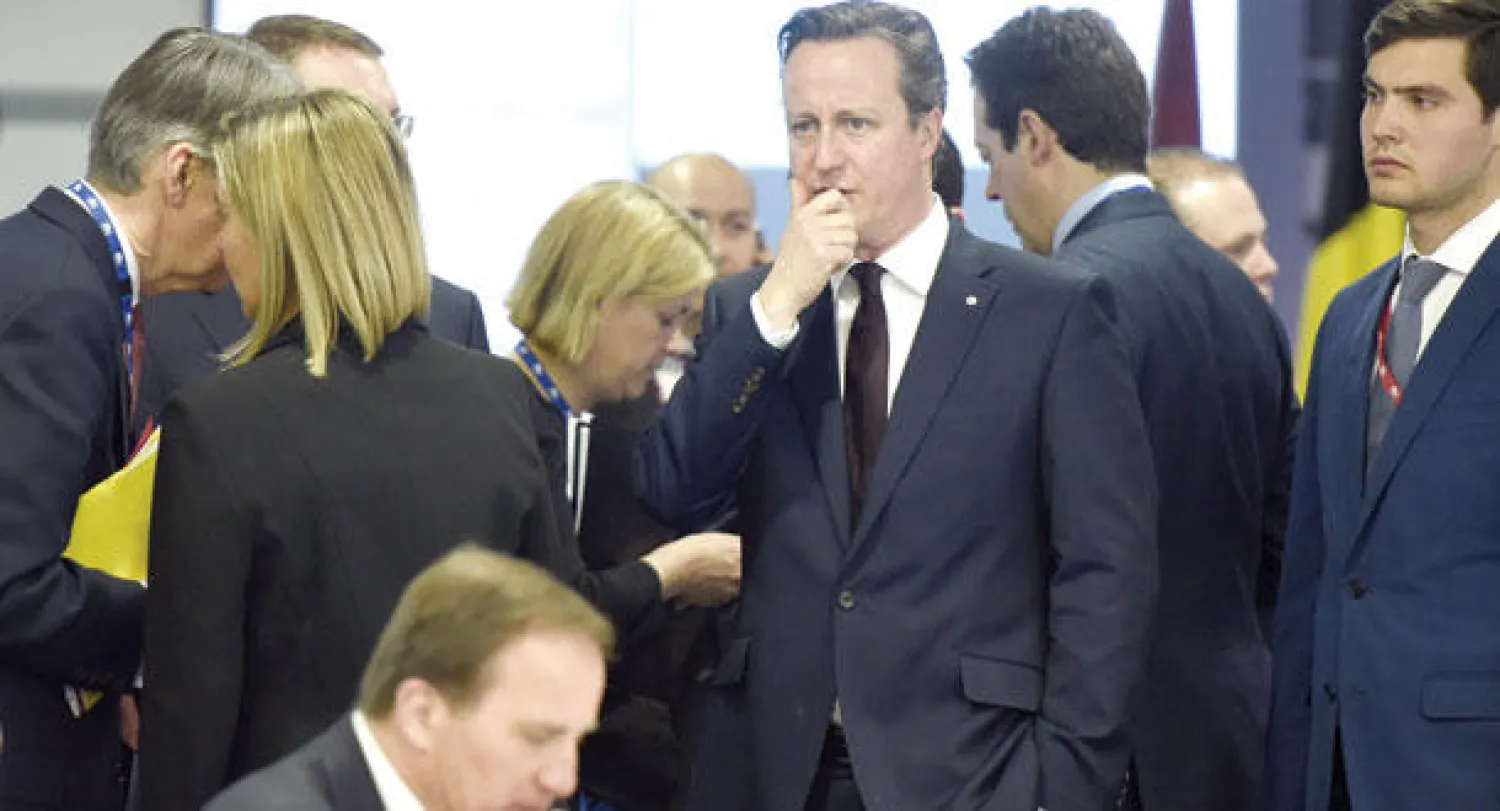 كاميرون على هامش أشغال قمة الشراكة بين الاتحاد الأوروبي ودول سوفياتية سابقة في ريغا أمس (أ.ف.ب)