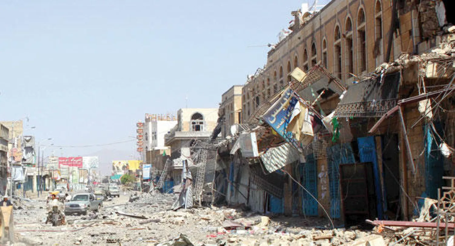 شوارع صعدة بعد تحرير المقاومة الشعبية لها وتبدو آثار الدمار التي خلفتها الاشتباكات مع المتمردين الحوثيين أمس (رويترز)