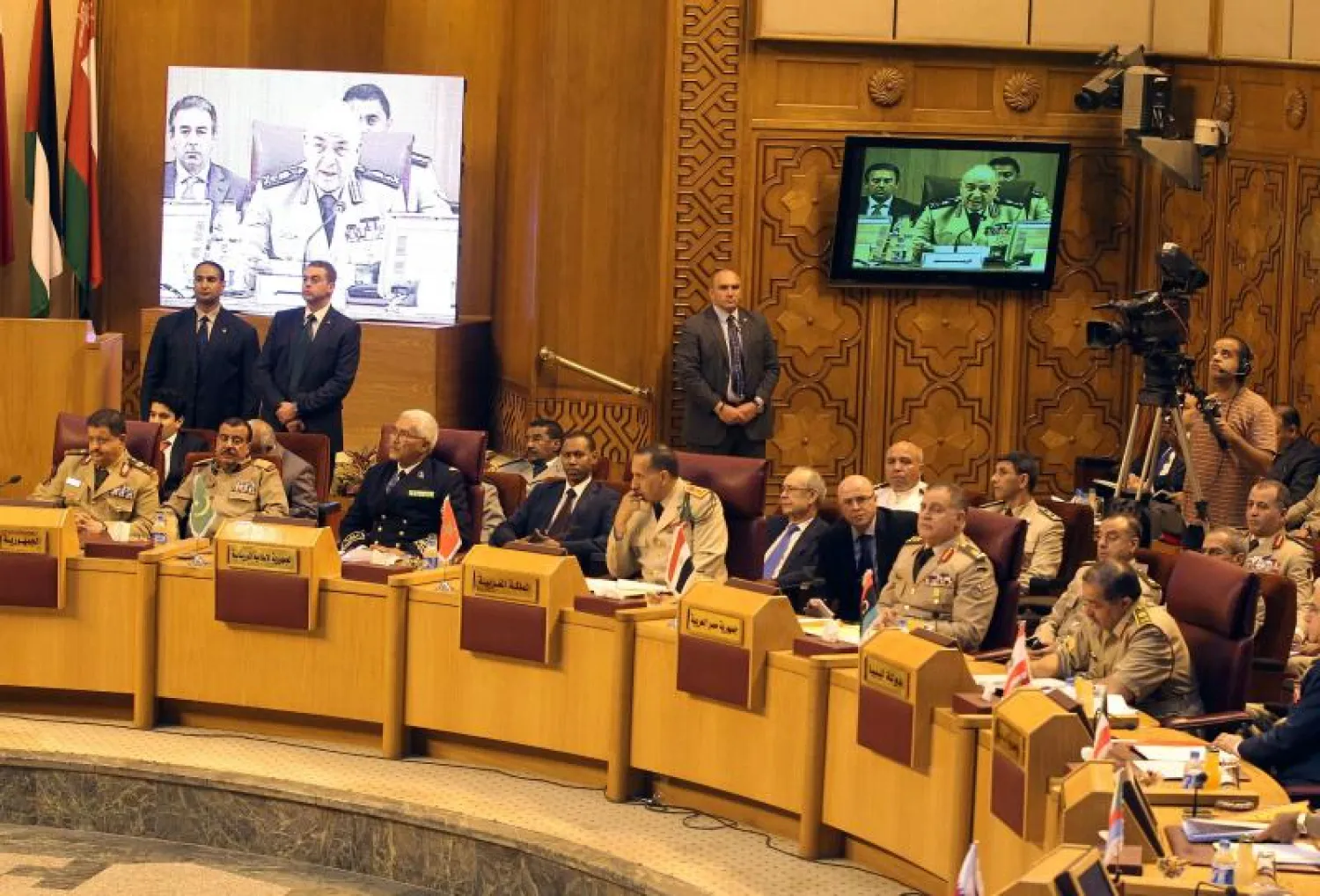 رؤساء الأركان العرب يقفون حدادًا على ضحايا تفجير مسجد القديح