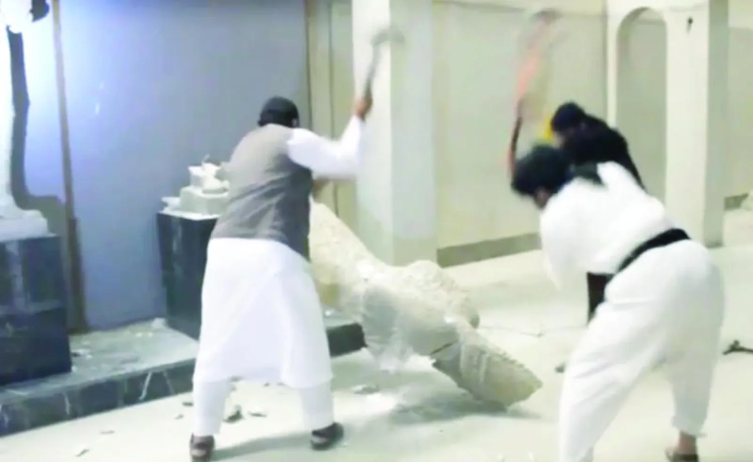 جانب من تحطيم آثار في مدينة الموصل على يد تنظيم داعش المتطرف