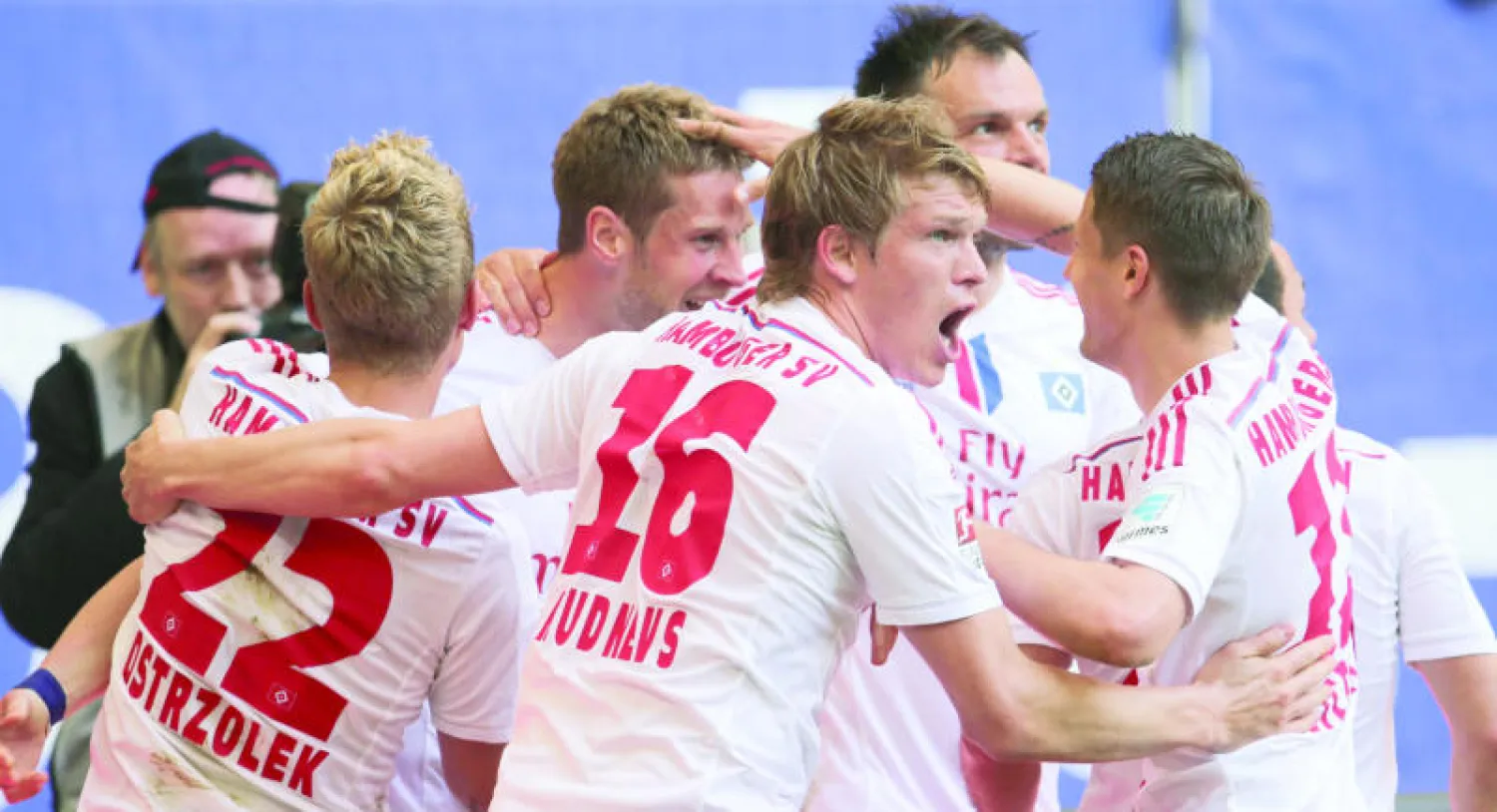 فرحة إفلات هامبورغ من الهبوط المباشر من دوري الدرجة الأولى الألماني (إ.ب.أ)