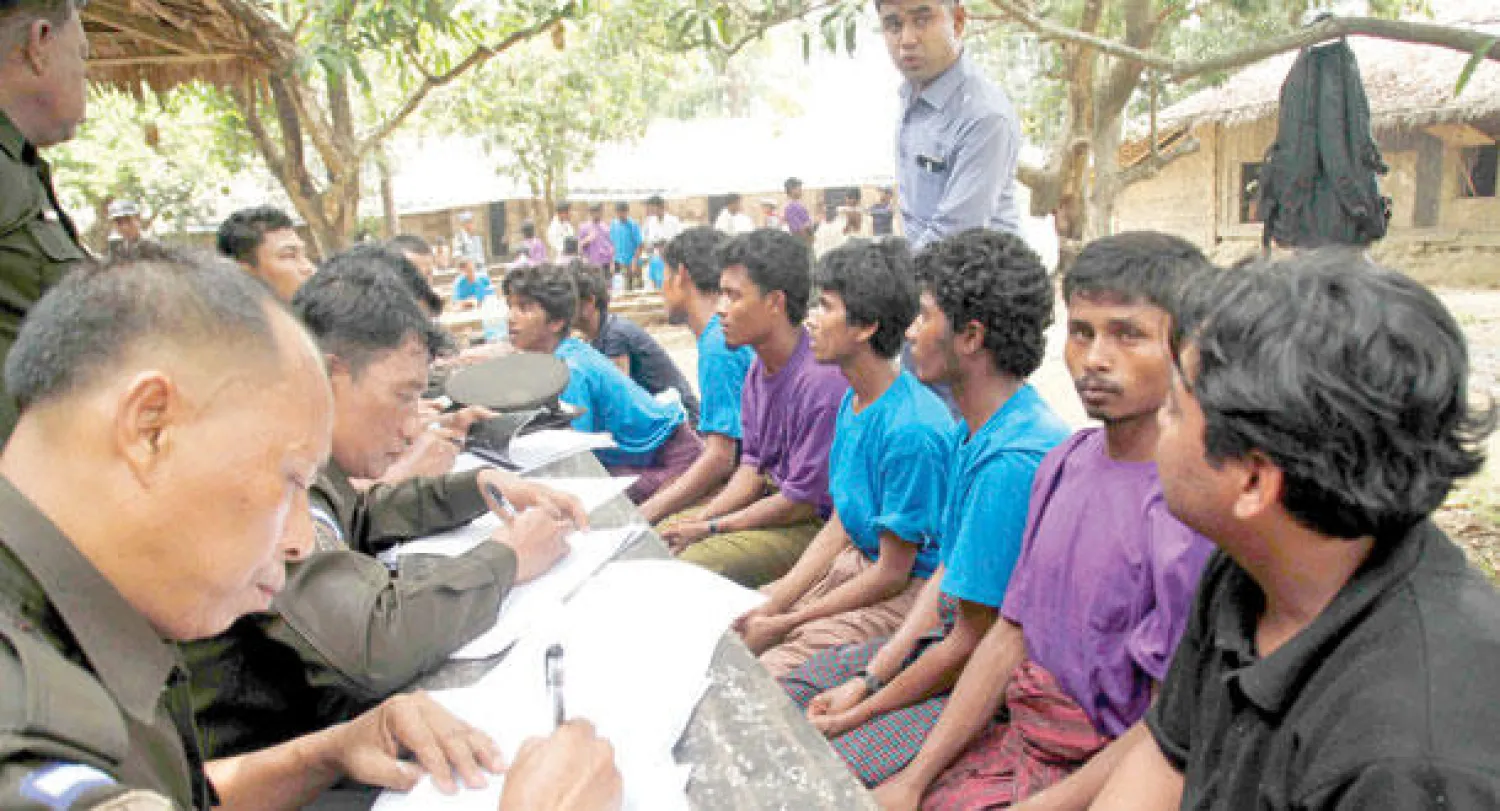 ضباط يسجلون مهاجرين في مخيم مؤقت شمال ميانمار أمس بعدما جرى إنقاذهم من البحر (إ.ب.أ)