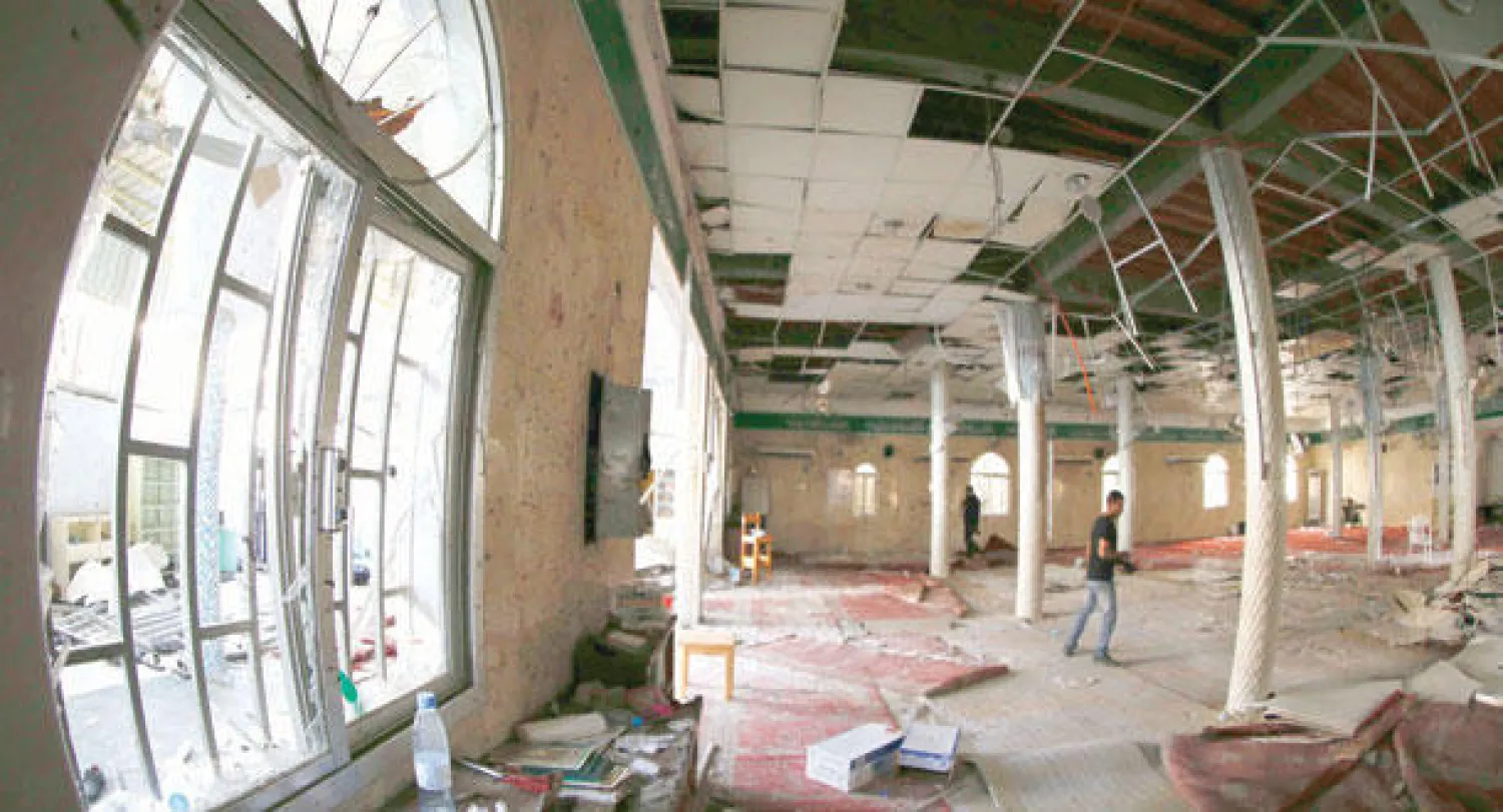 آثار الدمار التي خلفها التفجير الإرهابي في المسجد ({الشرق الأوسط})