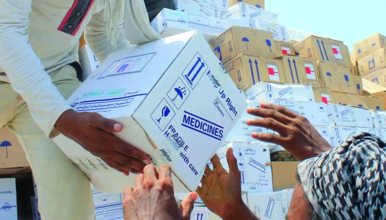 عامل إغاثة يفرغ مساعدات طبية من سفينة إماراتية وصلت ميناء عدن وعلى متنها 460 طنًا من مواد الإغاثة أمس (أ.ف.ب)