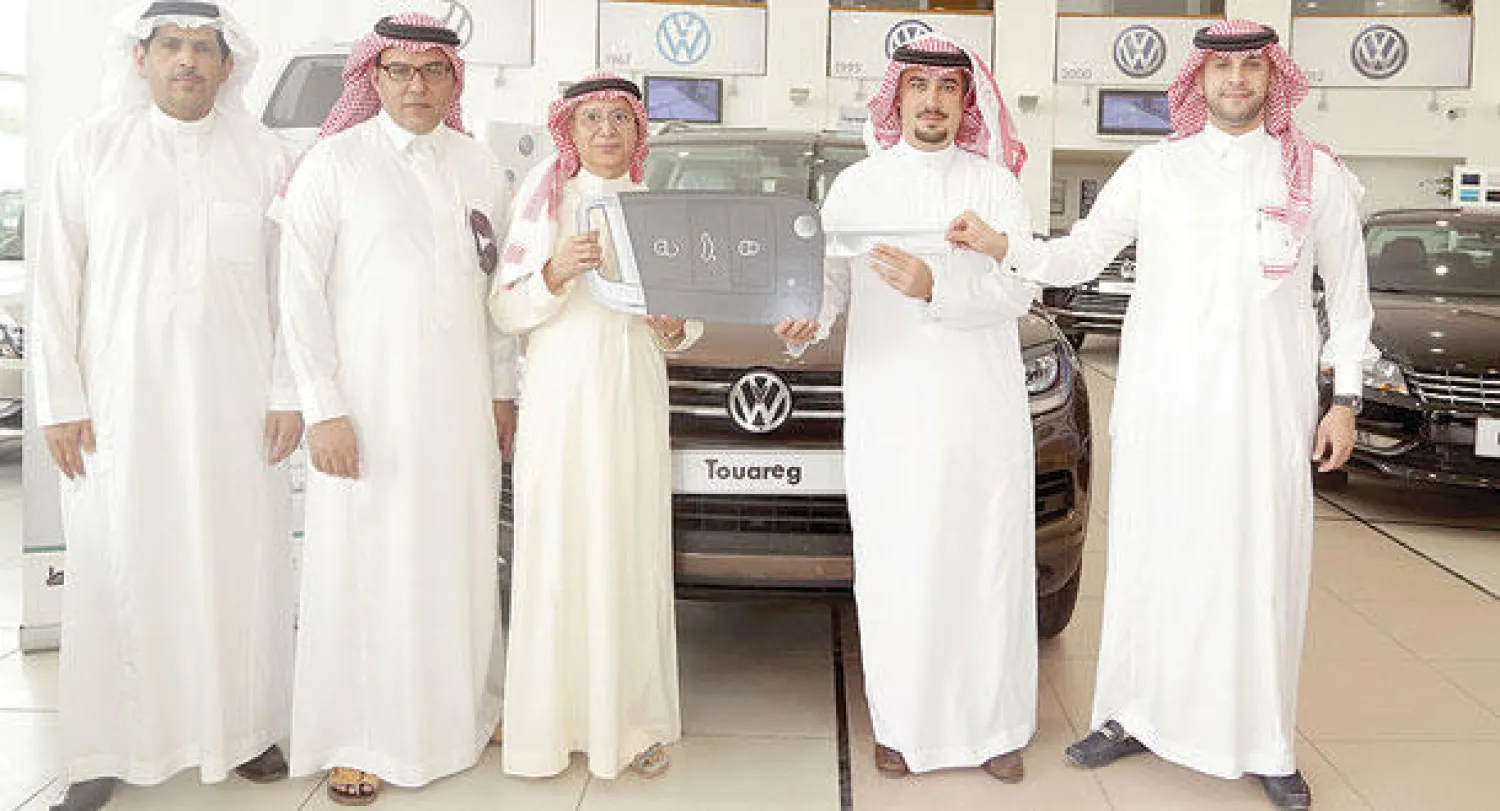 صالح حفني الفائز بالسيارة خلال تسلمه الجائزة