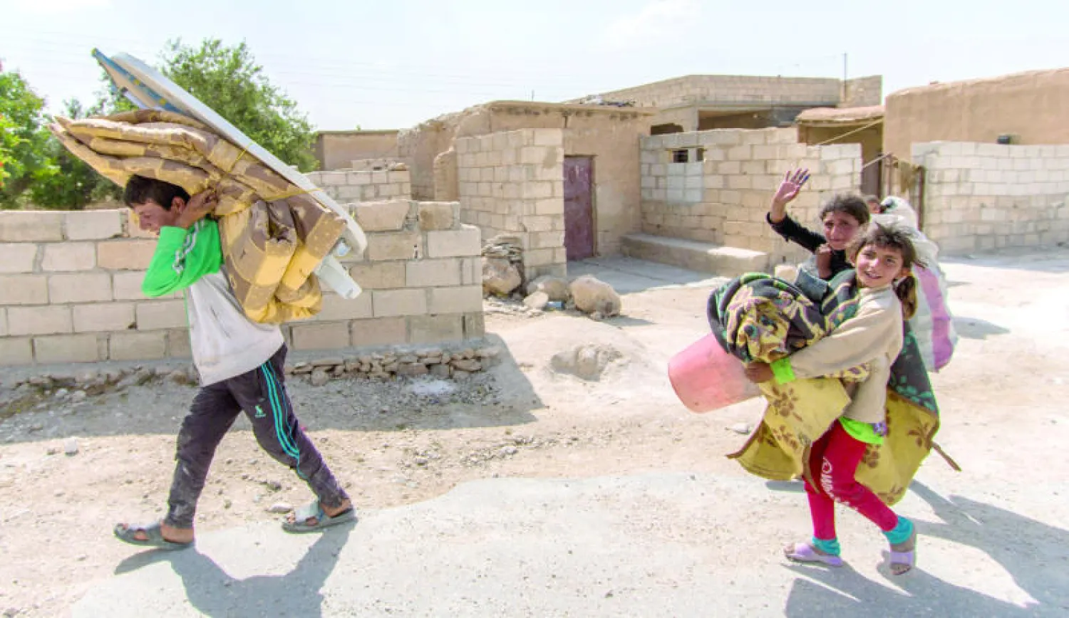 مدنيون يعودون إلى منطقة جبل عبد العزيز في محافظة الحسكة شمال شرقي سوريا بعد طرد داعش منها قبل أيام (رويترز)