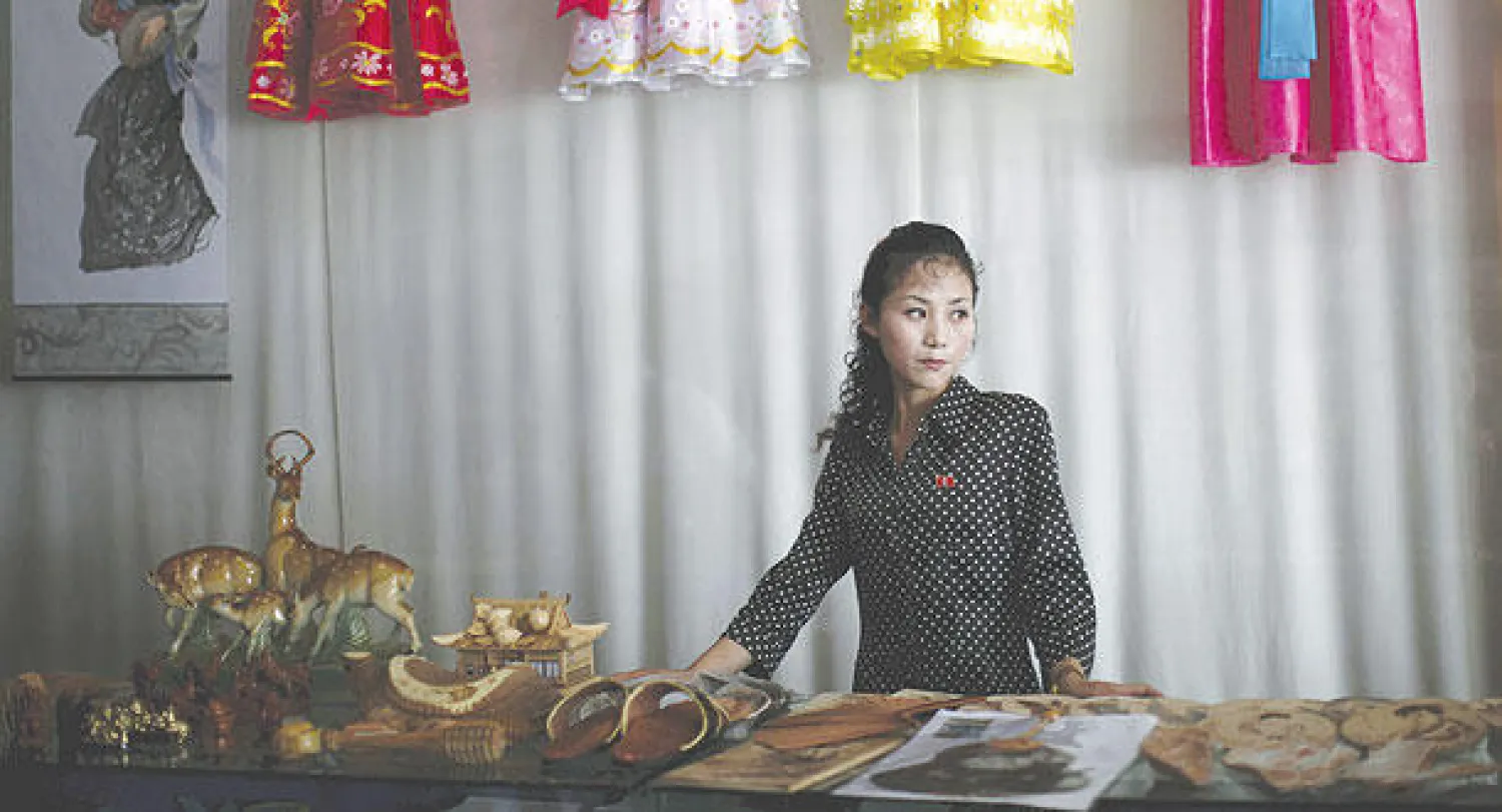 بدأ الكوريون في الشمال يولون وجهتهم شطر الاقتصاد غير الرسمي لإعالة أسرهم وباتت النساء يلعبن دورًا نشطًا في هذا المجال (رويترز)